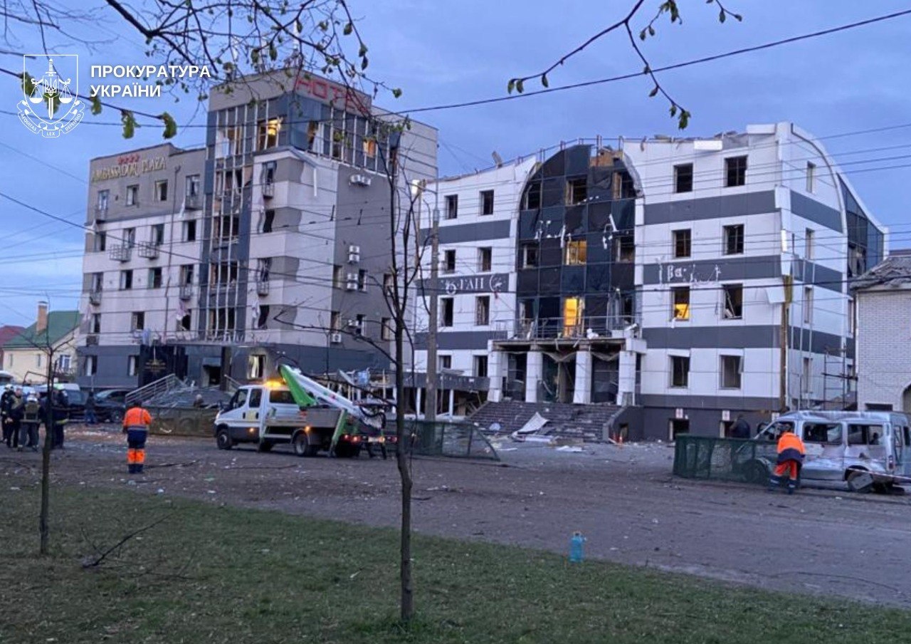 РФ била по гостиницам, домам и детской площадке, много жертв: все об атаке на Киев, Днепр, Одессу